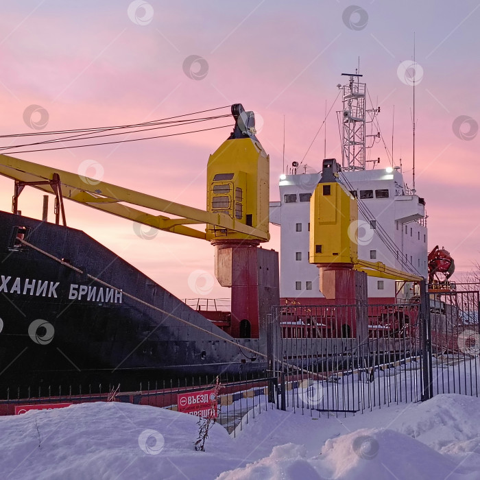 Скачать Речной вокзал, Архангельск, речные морские судна у причала. фотосток Ozero