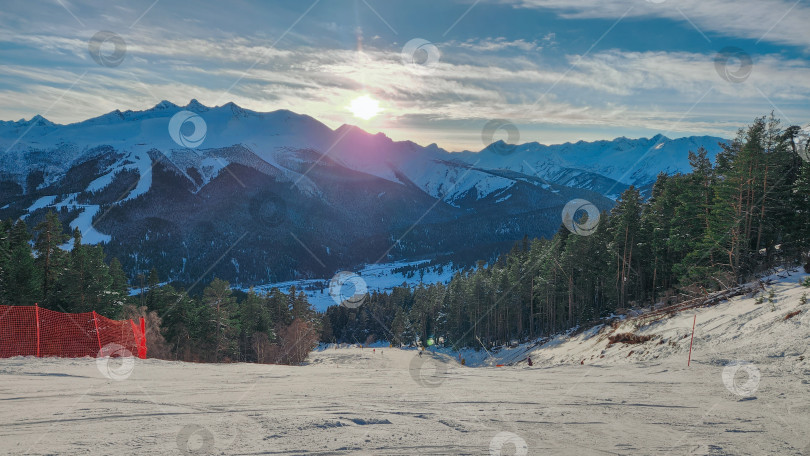 Скачать Горный курорт Архыз зимой на закате солнца, КЧР, Россия фотосток Ozero