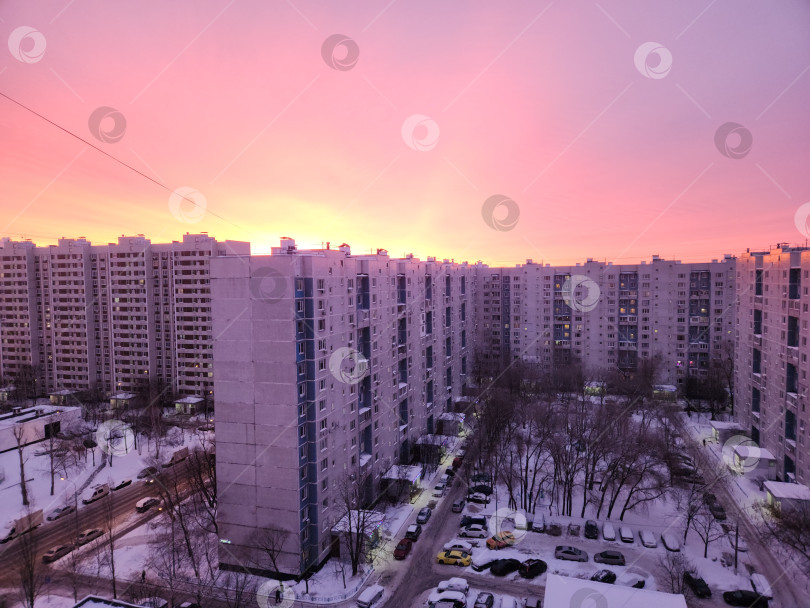 Скачать Зимний рассвет над спальным районом города Москвы, Россия фотосток Ozero