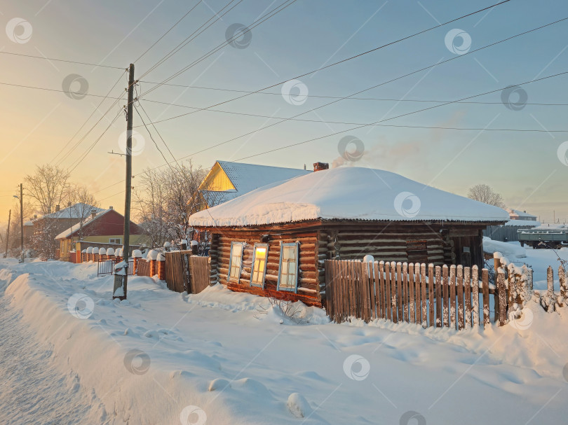 Скачать Зима в русской деревне. Старинная деревянная хижина под фотосток Ozero