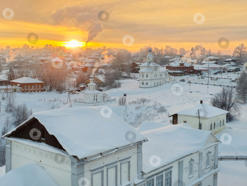 Скачать Зима в русской деревне. Старинная деревянная хижина под фотосток Ozero