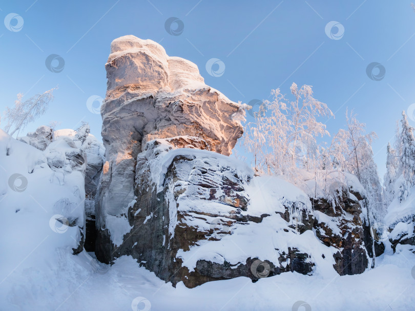 Скачать Большая гранитная скала замерзла и покрыта снегом. фотосток Ozero