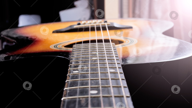 Скачать Гриф акустической гитары в солнечном свете крупным планом фотосток Ozero
