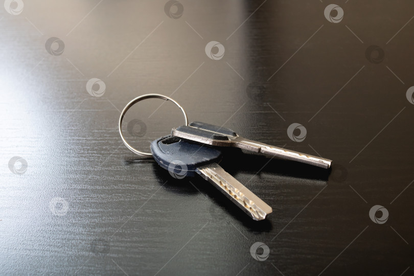 Скачать Связка ключей на деревянном столе фотосток Ozero