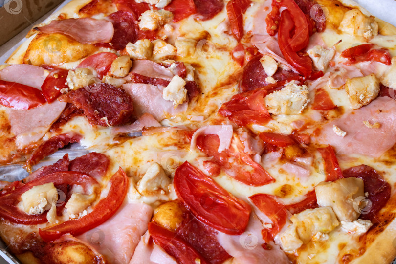 Скачать Пицца с мясом и помидорами крупным планом фотосток Ozero