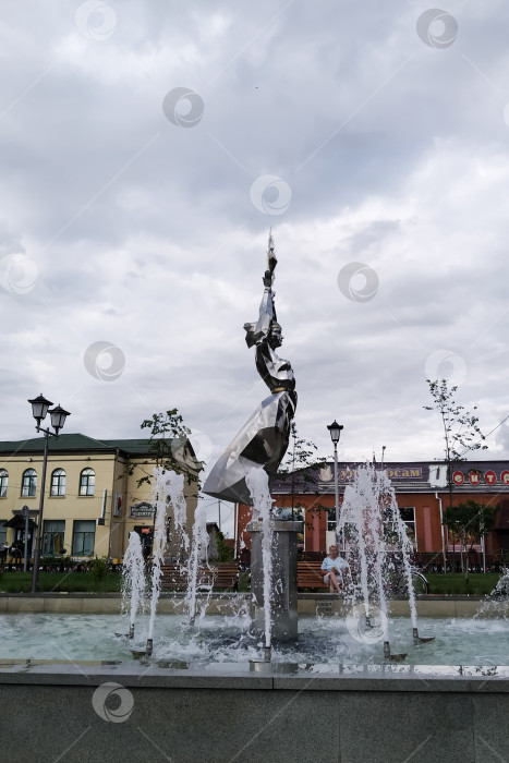 Скачать БЕЛАРУСЬ, ПОСТАВЫ - 21 августа 2020 года: Статуя девушки в фонтане фотосток Ozero