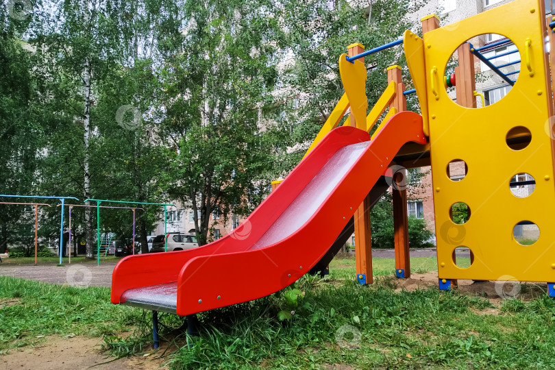 Скачать Цветная детская горка во дворе крупным планом фотосток Ozero