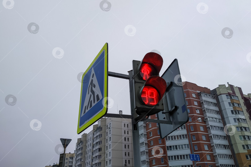Скачать Красный сигнал светофора для пешеходов крупным планом на фоне здания фотосток Ozero