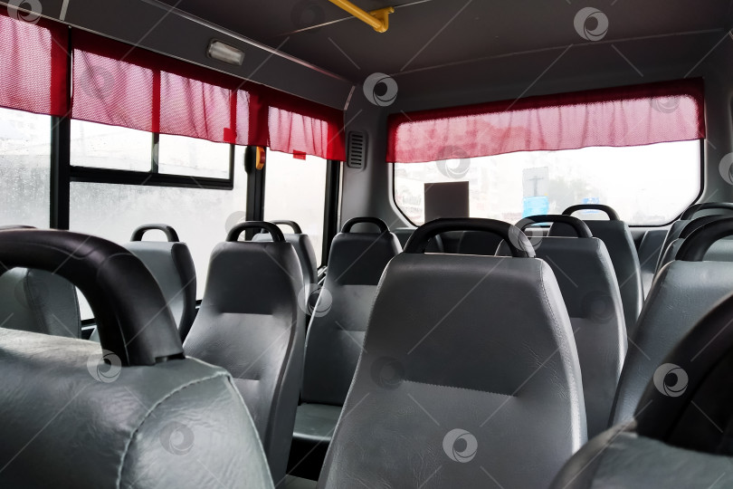 Скачать Пустой салон автобуса с сиденьями крупным планом фотосток Ozero