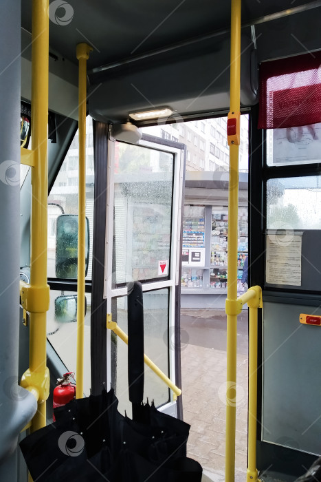 Скачать Открытая дверь общественного автобуса, вид изнутри фотосток Ozero