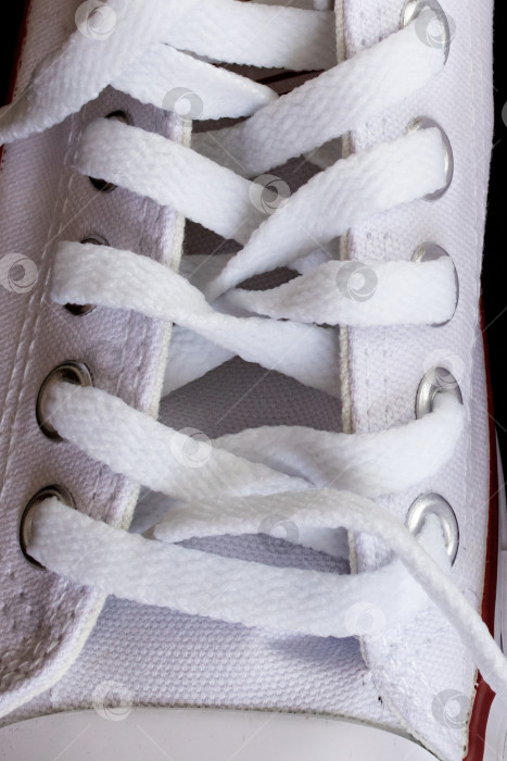 Скачать Шнурки на белых кроссовках крупным планом, макро фотосток Ozero