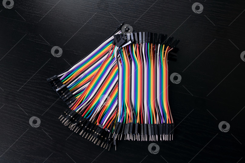Скачать Разноцветные компьютерные провода на черном фоне фотосток Ozero