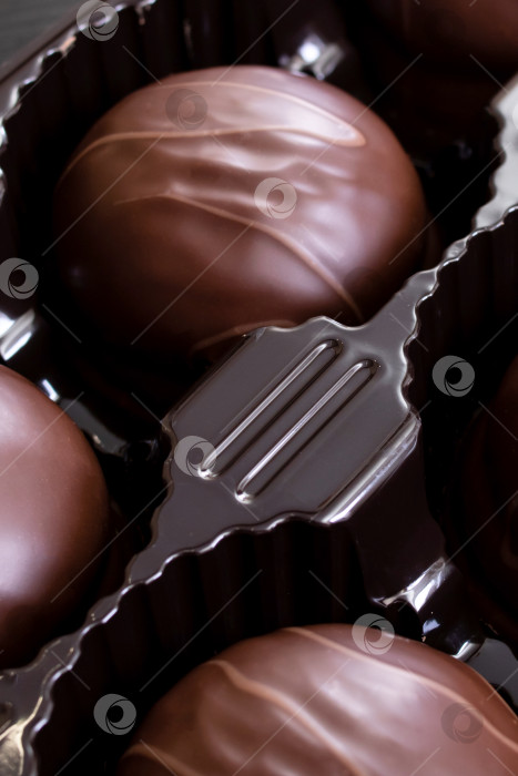Скачать Шоколадные конфеты в коробке крупным планом фотосток Ozero