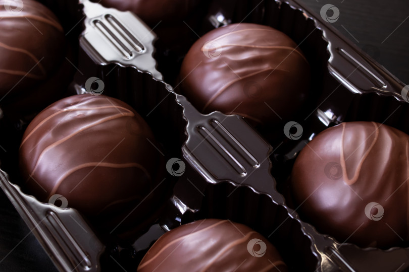 Скачать Шоколадные конфеты в коробке крупным планом фотосток Ozero
