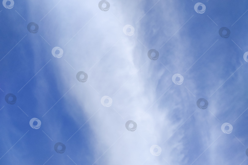 Скачать Белое облако в ярко-голубом небе фотосток Ozero