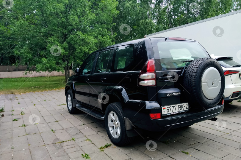 Скачать БЕЛАРУСЬ, НОВОПОЛОЦК - 19 августа 2020 года: Черный автомобиль land cruiser припаркован на стоянке фотосток Ozero