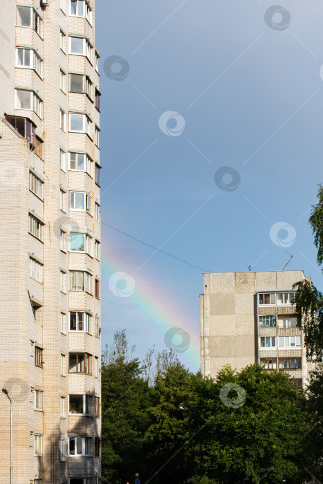 Скачать Радуга в небе над городом фотосток Ozero