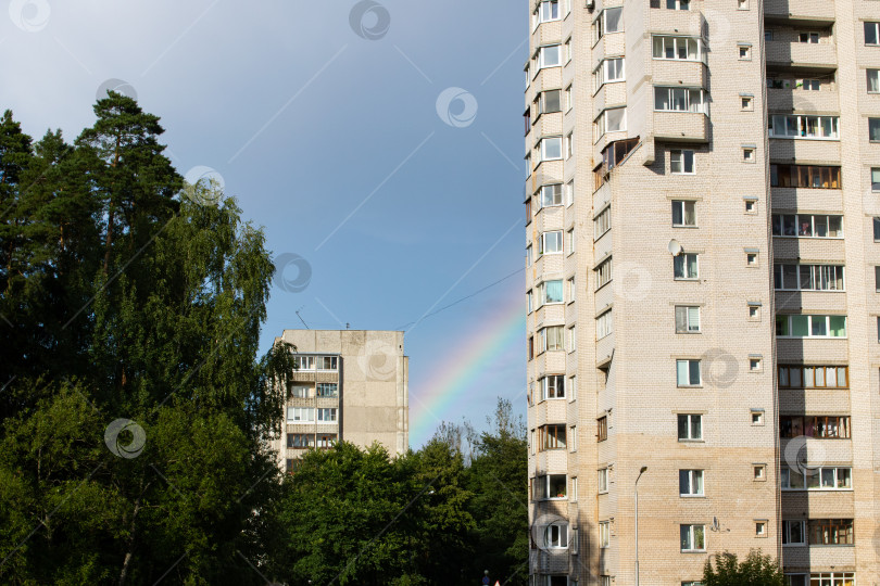 Скачать Радуга в небе над городом фотосток Ozero