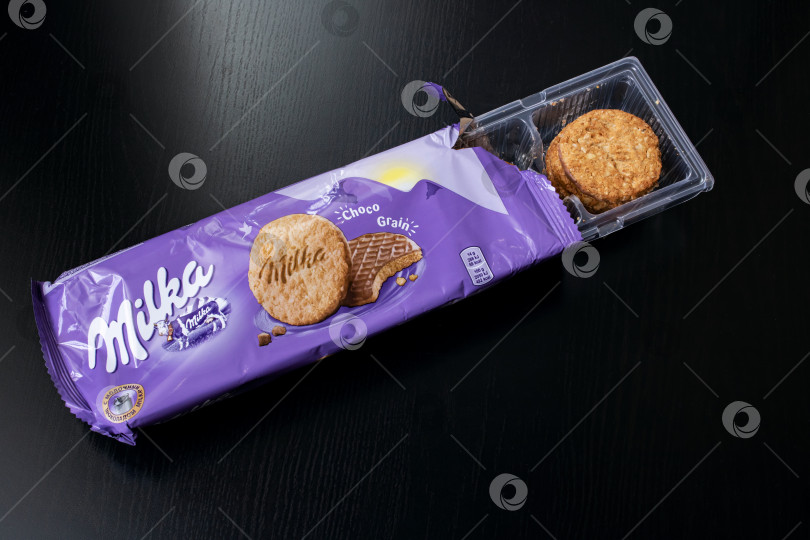 Скачать БЕЛАРУСЬ, НОВОПОЛОЦК - 27 августа 2020 года: Печенье Milka в упаковке фотосток Ozero