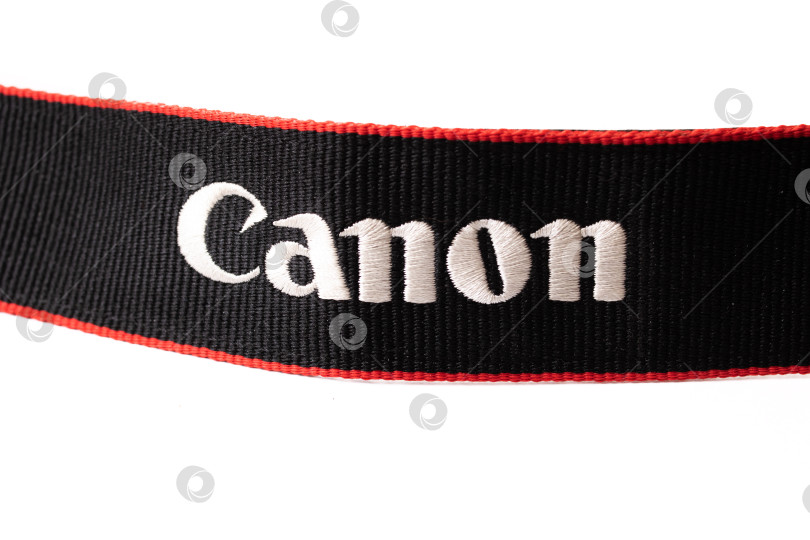 Скачать БЕЛАРУСЬ, НОВОПОЛОЦК - 25 августа 2020 года: Ремешок для фотоаппарата Canon с надписью фотосток Ozero