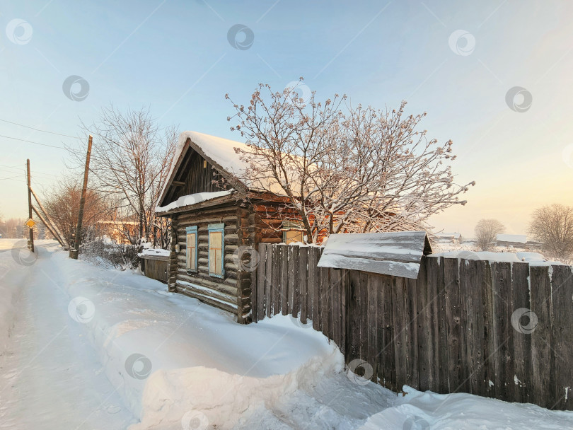 Скачать Зима в русской деревне. Древняя деревянная хижина под снегом фотосток Ozero