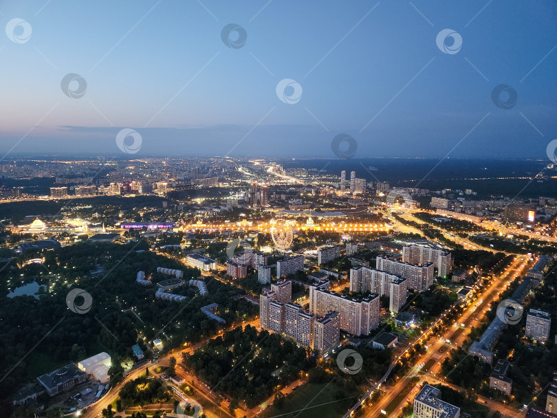 Скачать Вечерний вид на ВДНХ и Останкинский район Москвы с высоты птичьего полёта, Россия фотосток Ozero