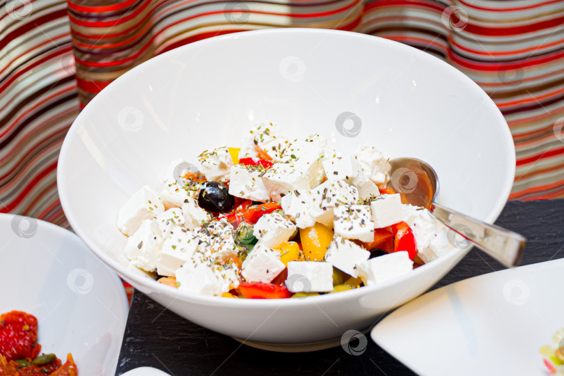 Скачать Греческий салат с сыром Фета в белой миске фотосток Ozero