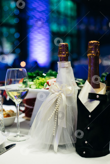 Скачать Бутылки шампанского жениха и невесты на свадебном приеме фотосток Ozero