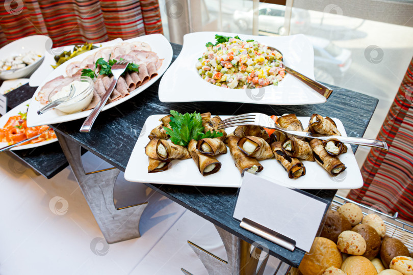Скачать Кейтеринг- шведский стол с различными блюдами фотосток Ozero