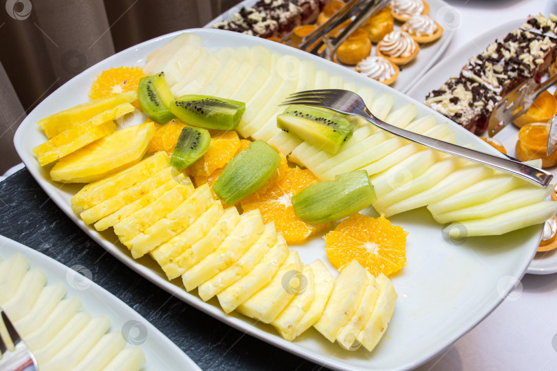Скачать Блюдо из свеженарезанных тропических фруктов для кейтеринга фотосток Ozero