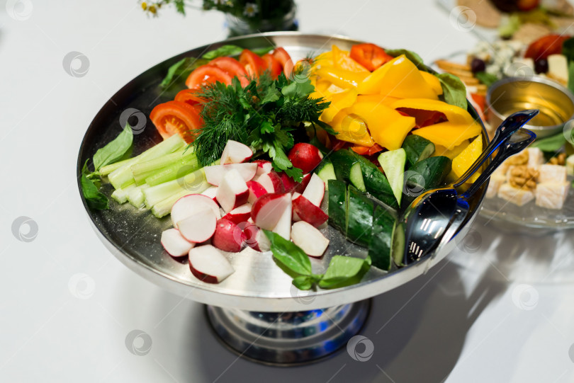 Скачать Красочное блюдо с креветками из свеженарезанных овощей фотосток Ozero