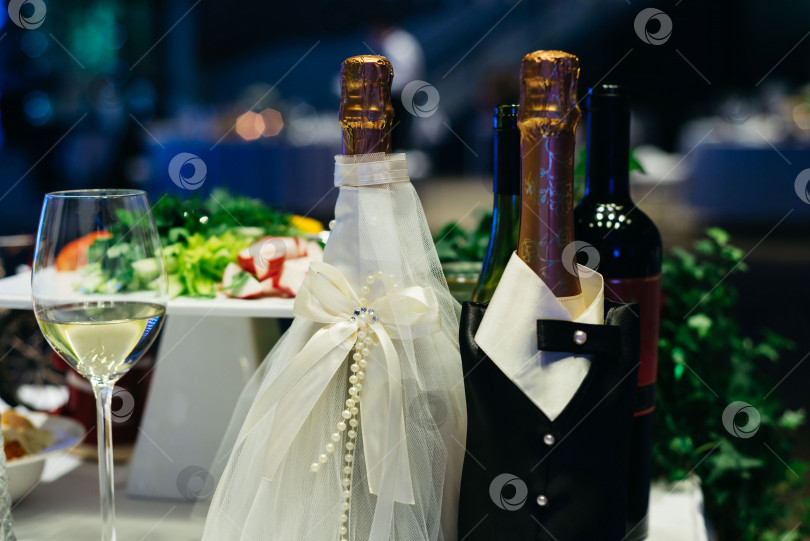 Скачать Тематические свадебные бутылки шампанского для жениха и невесты фотосток Ozero