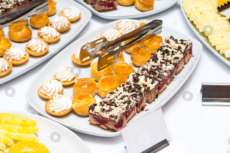 Скачать Широкий выбор десертов на шведском столе общественного питания фотосток Ozero