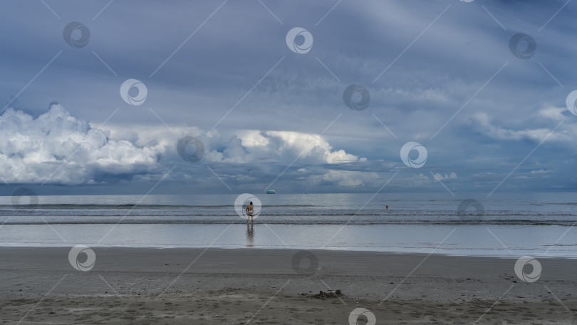 Скачать Волны бирюзового океана накатываются на берег, пенясь и растекаясь по песчаному пляжу. фотосток Ozero