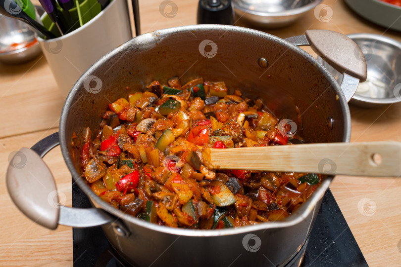 Скачать Обжаренные овощные смеси в кастрюле для приготовления пищи фотосток Ozero