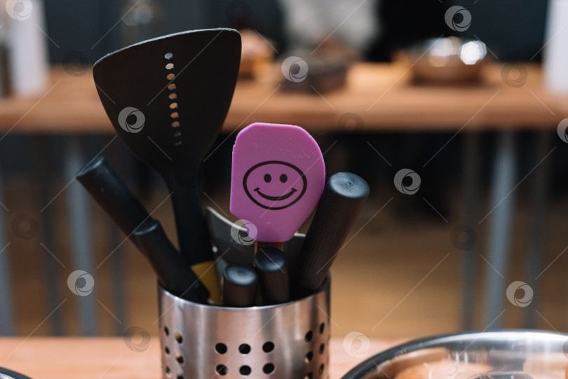 Скачать Кухонные принадлежности в подставке с улыбающейся лопаткой фотосток Ozero