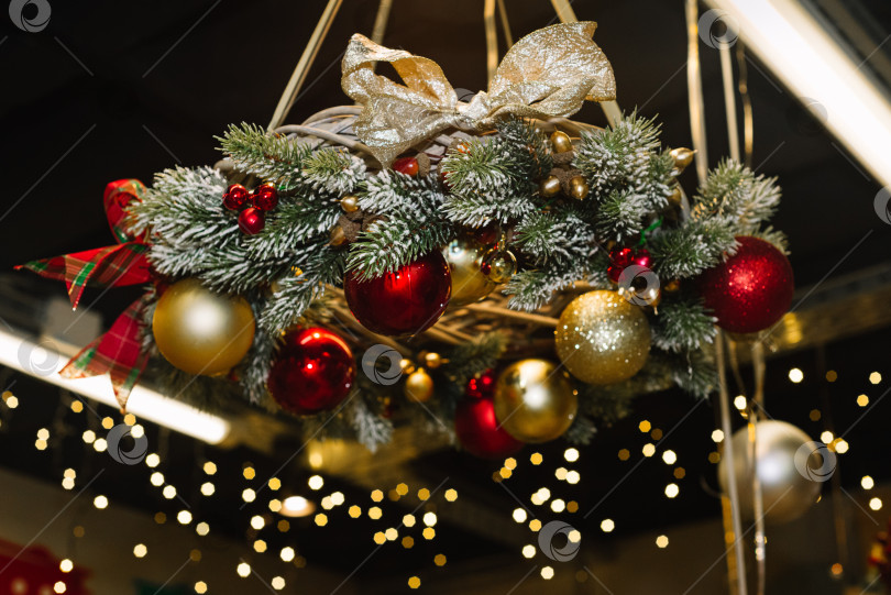 Скачать Элегантная подвесная рождественская композиция с красными безделушками фотосток Ozero