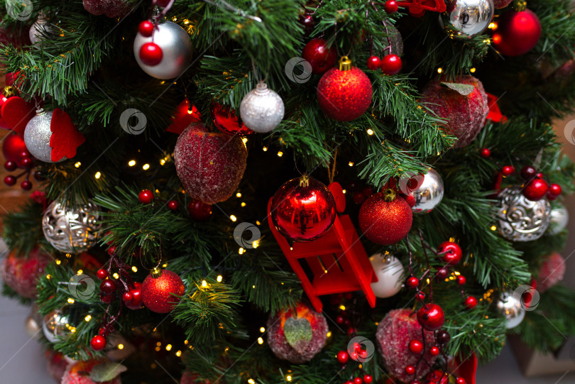 Скачать Украшенная рождественская елка с праздничными огнями фотосток Ozero
