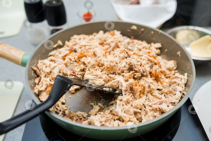 Скачать Измельченная курица, приготовленная на сковороде с антипригарным покрытием фотосток Ozero