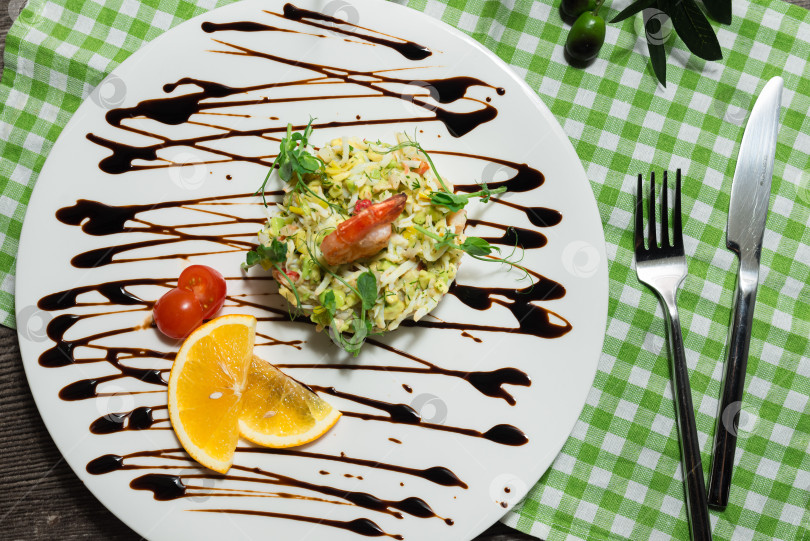 Скачать Салат из авокадо и креветок с бальзамическим соусом фотосток Ozero