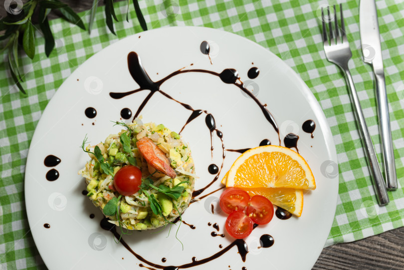 Скачать Изысканный салат из морепродуктов с художественной подачей фотосток Ozero