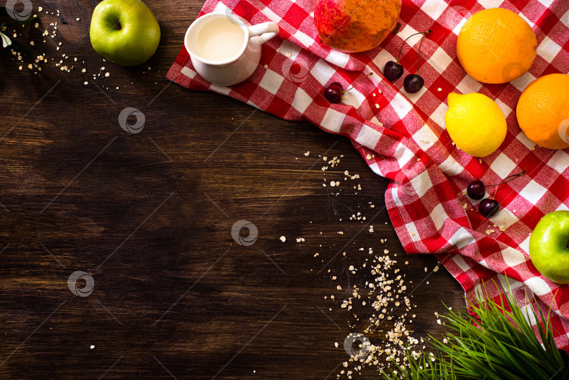 Скачать Свежие фрукты с молоком и овсянкой на деревянном столе фотосток Ozero