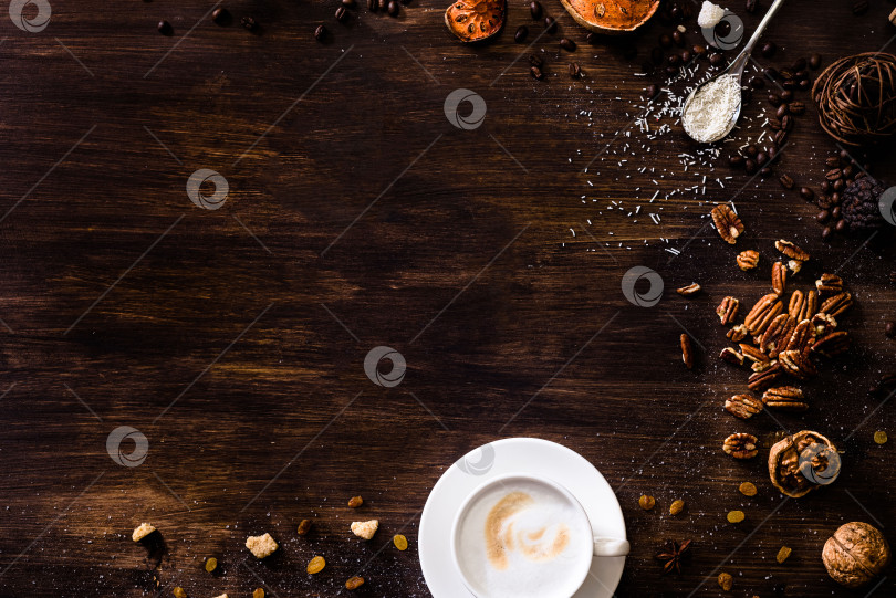 Скачать Капучино с грецкими орехами и кофейными зернами на темном дереве фотосток Ozero