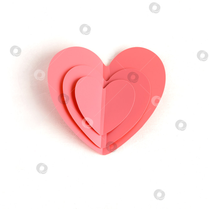 Скачать Розовое сердечко на белом фоне - это концепция праздника влюбленных, дня матери или дня здоровья. фотосток Ozero