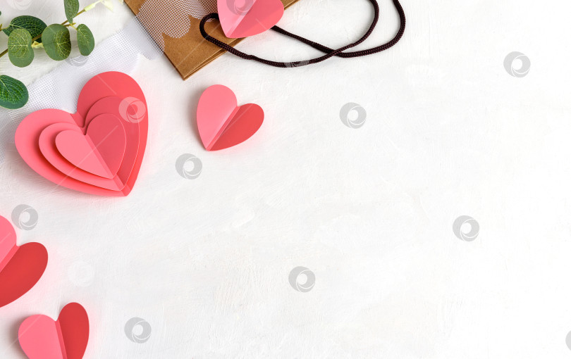 Скачать Фон для Дня святого Валентина. Розовые сердечки и цветы на светлом фоне. Концепция праздника в честь Дня святого Валентина. фотосток Ozero
