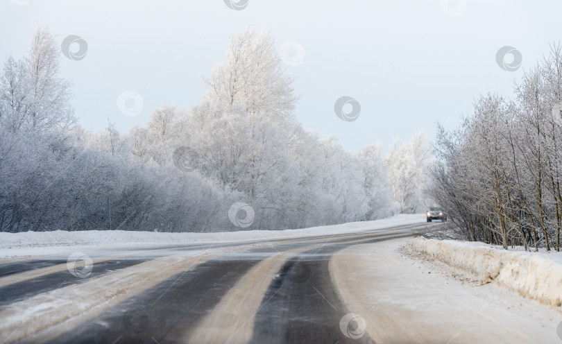 Скачать Автомобильная дорога по снегу в морозную зимнюю погоду. фотосток Ozero