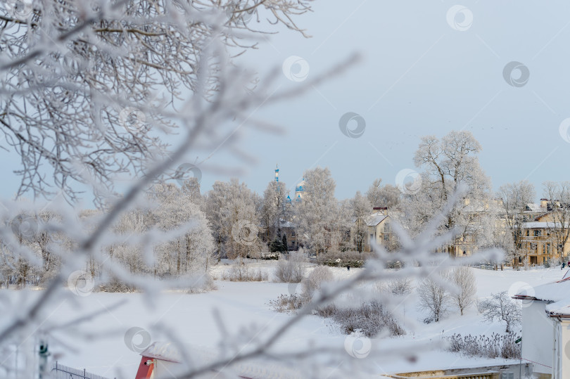 Скачать Зимний парк в солнечный день. Красивый зимний пейзаж. фотосток Ozero