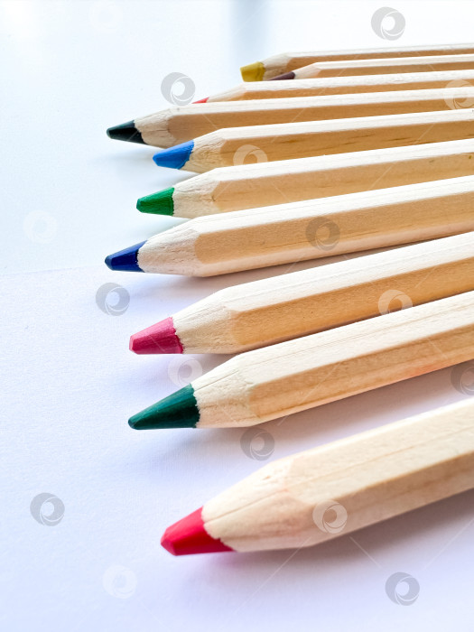 Скачать Деревянные разноцветные обычные карандаши, выделенные на белом фоне фотосток Ozero