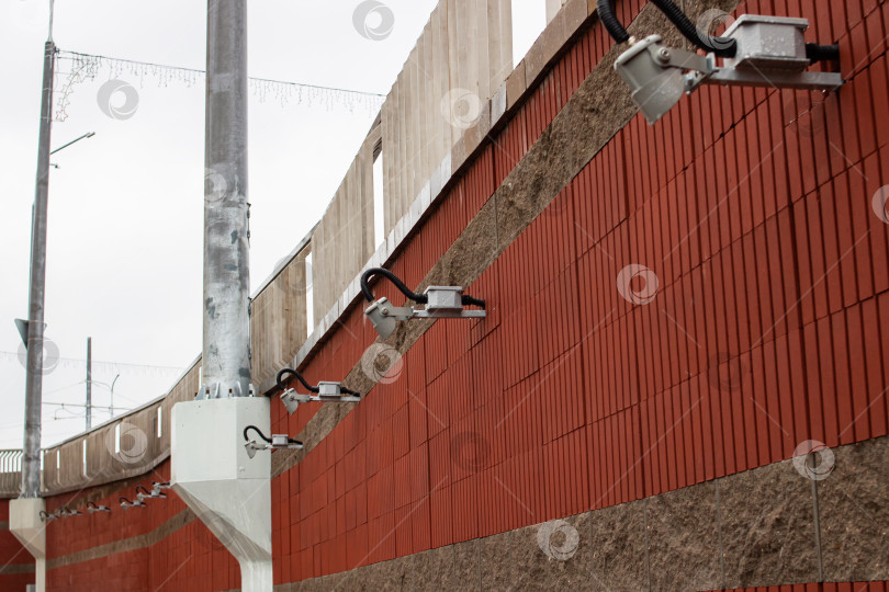 Скачать Уличное освещение на стене крупным планом фотосток Ozero
