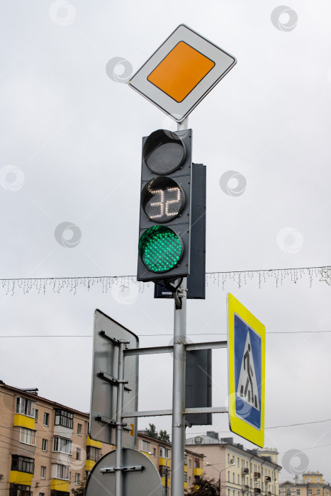 Скачать Зеленый свет на светофоре в городе фотосток Ozero